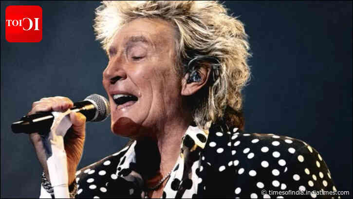 Rod Stewart almost faints on stage and pauses concert