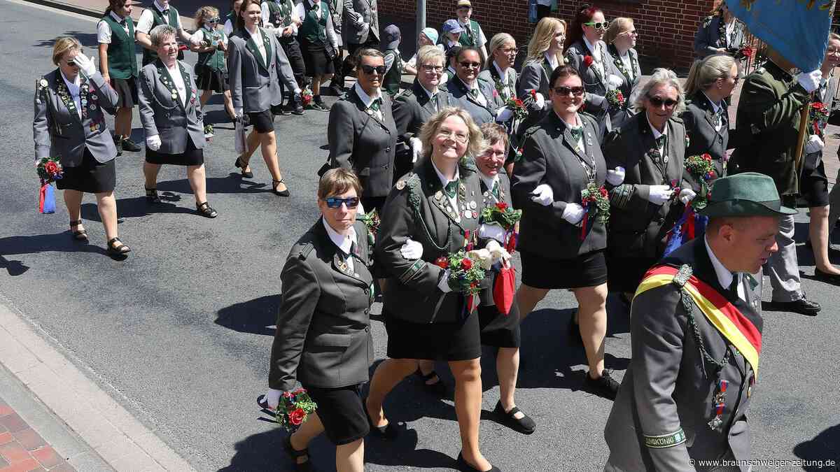 Schützenfest-Ticker: Festumzug in Gifhorn hat begonnen – Steinweg voller Menschen