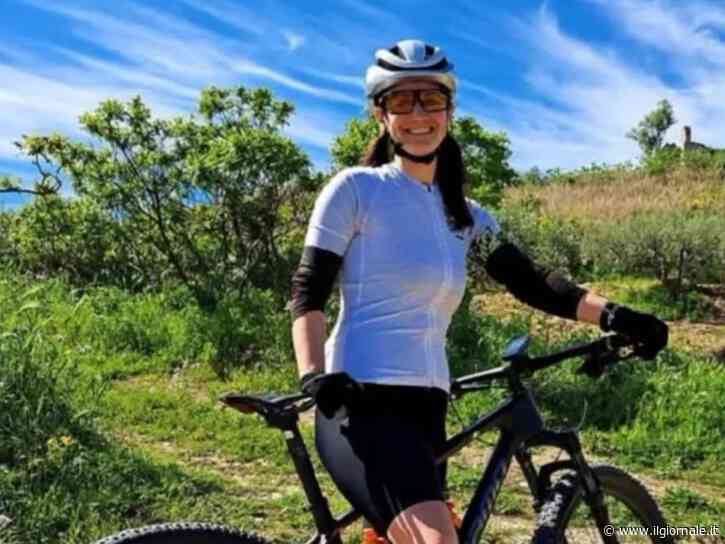Auto travolge un gruppo di ciclisti: muore una donna di 41 anni, due feriti