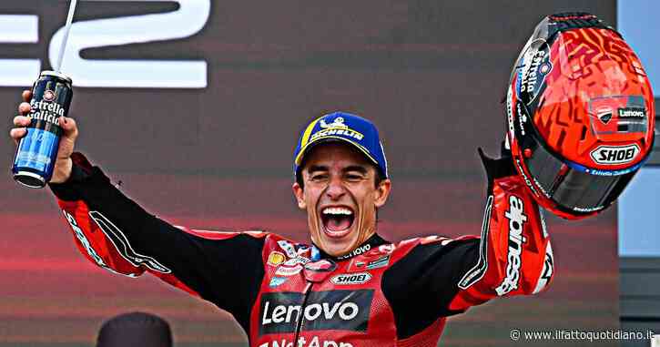 MotoGp, Marc Marquez vince ancora a Brno e accorcia su Bezzecchi: eguagliato Valentino Rossi. Sul podio Bagnaia | Ordine d’arrivo e nuova classifica