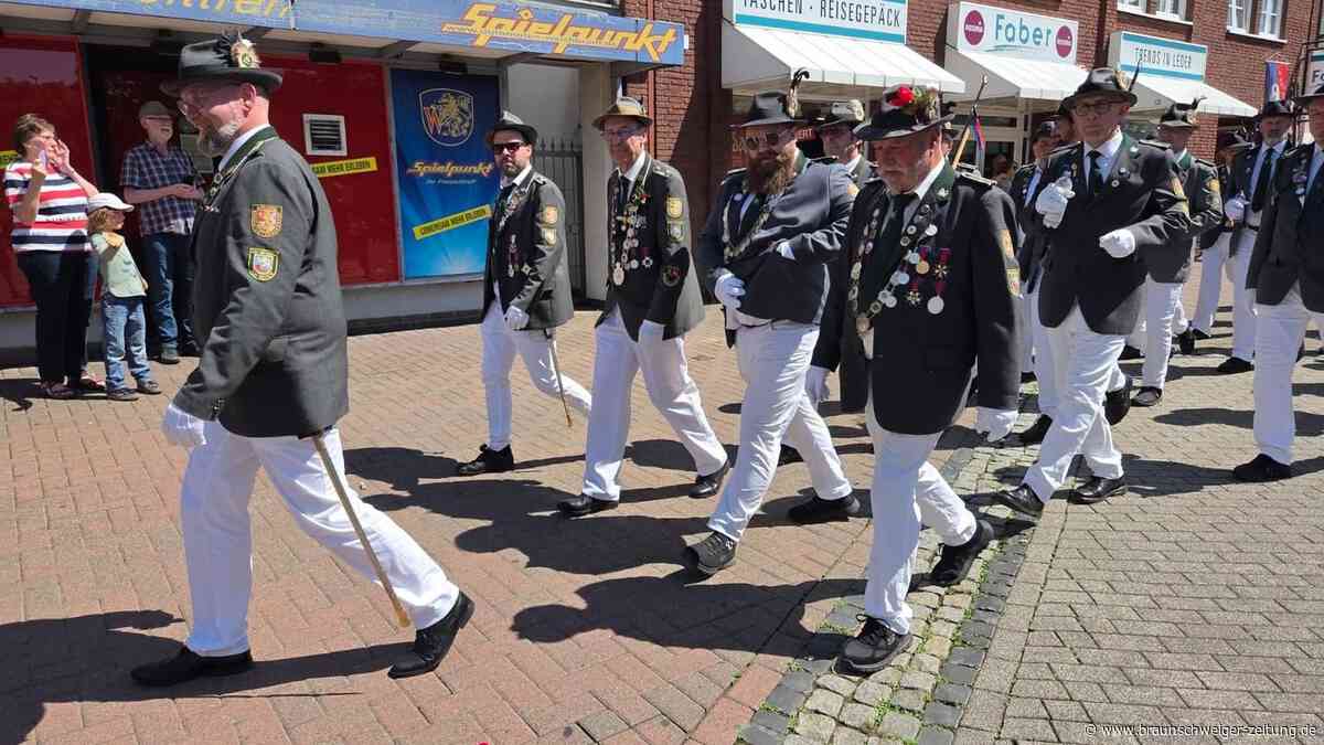 Schützenfest-Ticker: Festumzug in Gifhorn zieht durch die Straßen – Steinweg voller Menschen