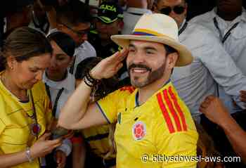 Abelardo de la Espriella votó con la camiseta de la selección de fútbol: "Hoy se juega el partido más importante de Colombia"