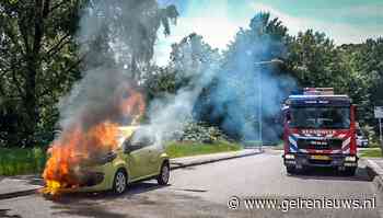Auto vliegt tijdens rit in brand