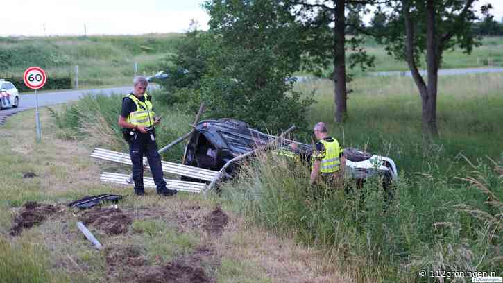 Auto raakt van de weg bij eenzijdig ongeval in Aduard