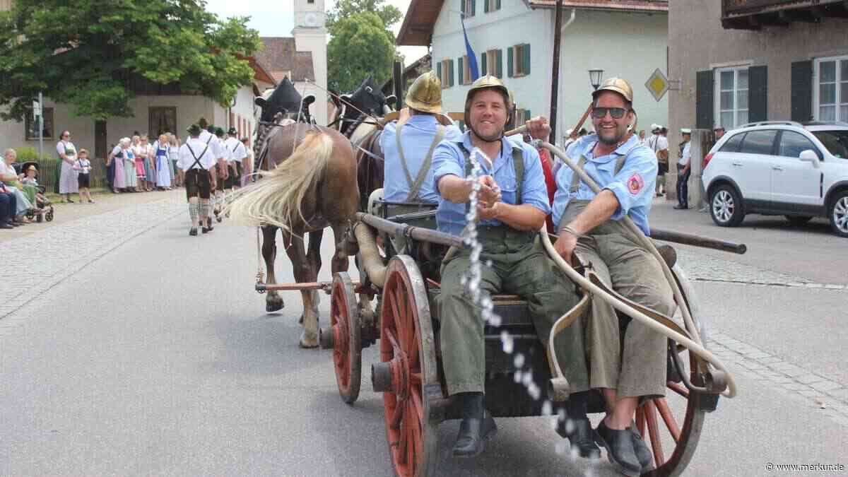 1300 Schützen und Feuerwehrler ziehen bei 30 Grad durch oberbayerischen Ort – „Wie in einem Heimatfilm“