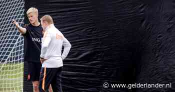 Bondscoach Ronald Koeman neemt op hersteltraining Jan Paul van Hecke minuten apart