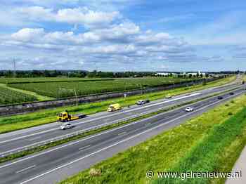 Motorrijder en auto botsen op snelweg