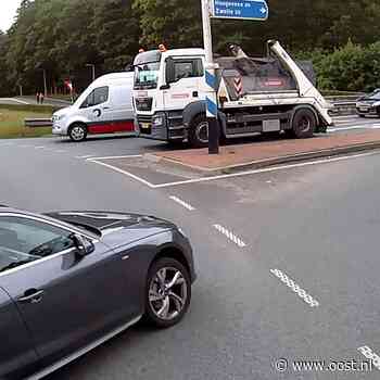 Audi-rijder snijdt vrachtwagen af op rotonde bij 'dodenweg' N36