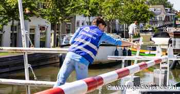 Telefoon bij de servicebalie? Dan rent vakkenvuller Steijn naar buiten om de brug open te draaien
