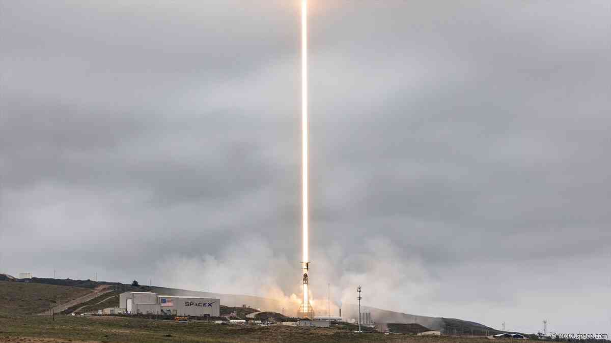 SpaceX Falcon 9 rocket launches 24 Starlink satellites into low Earth orbit from California