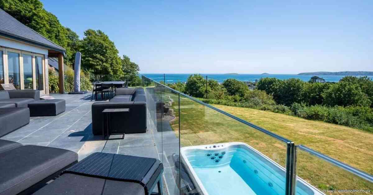 Cliffside dream home with stunning sea view and sand dune walk to the beach