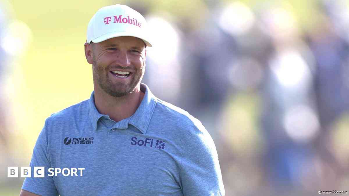 Clark leads at US Open with former champions lurking