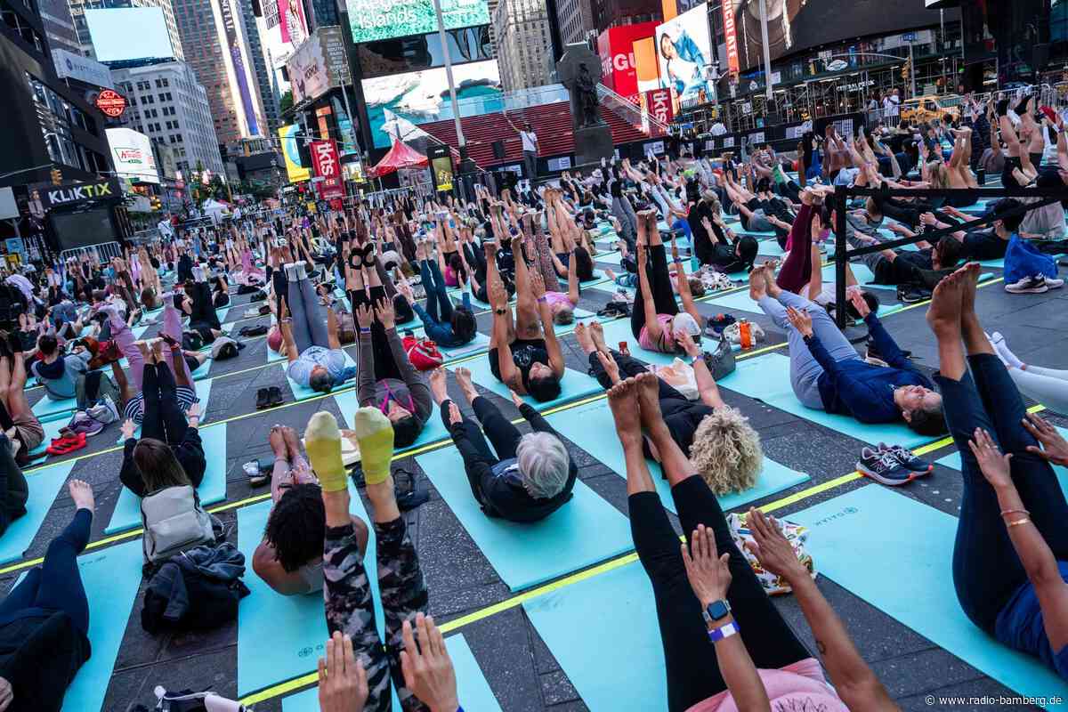 Mattenmeer in Manhattan – Yogafans übernehmen Times Square