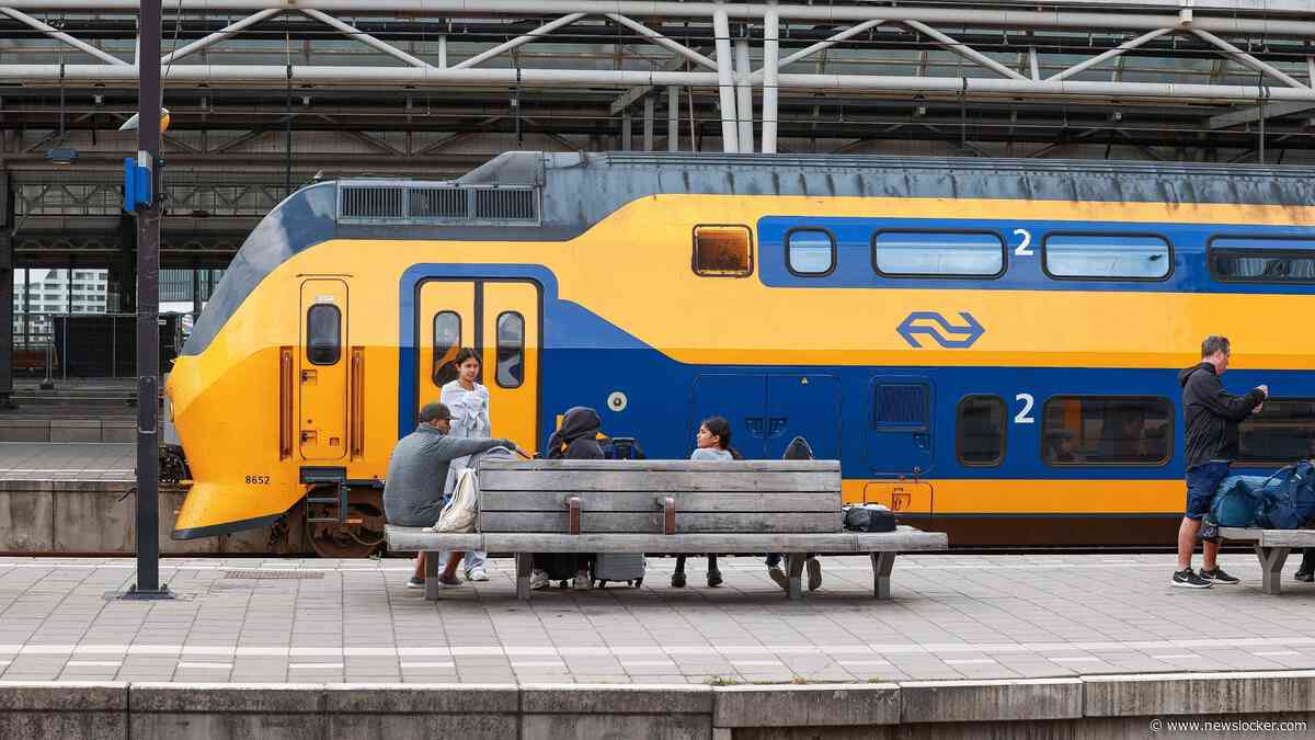 Vrachtwagen botst op spoorbrug, treinverkeer regio Amsterdam verstoord