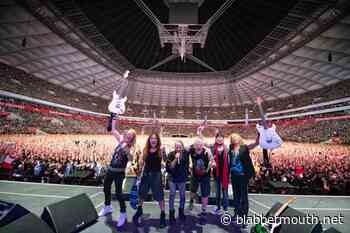 IRON MAIDEN To Enforce Phone-Free Standing Area At Paris Concert For 'Run For Your Lives' Tour Film