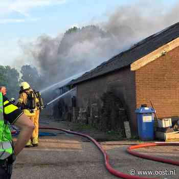 Grote brand in schuur op boerderij in Lemelerveld