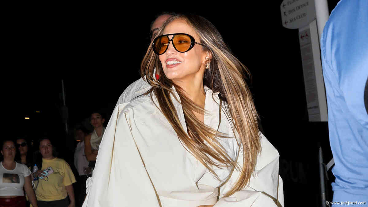 Jennifer Lopez Watches Ariana Grande Concert from VIP Section During Final L.A. Show