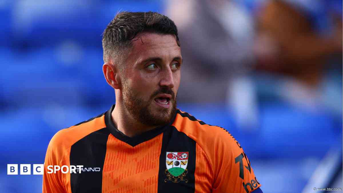 Southend sign midfielders Oldaker and Hartigan