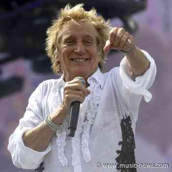 Rod Stewart stops concert to use oxygen tank