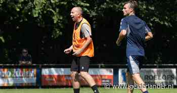 Terwijl zijn zoontje toekijkt, laat nieuwe trainer Duivenvoorden spelers van De Graafschap direct zweten: ‘Go, go, go!’