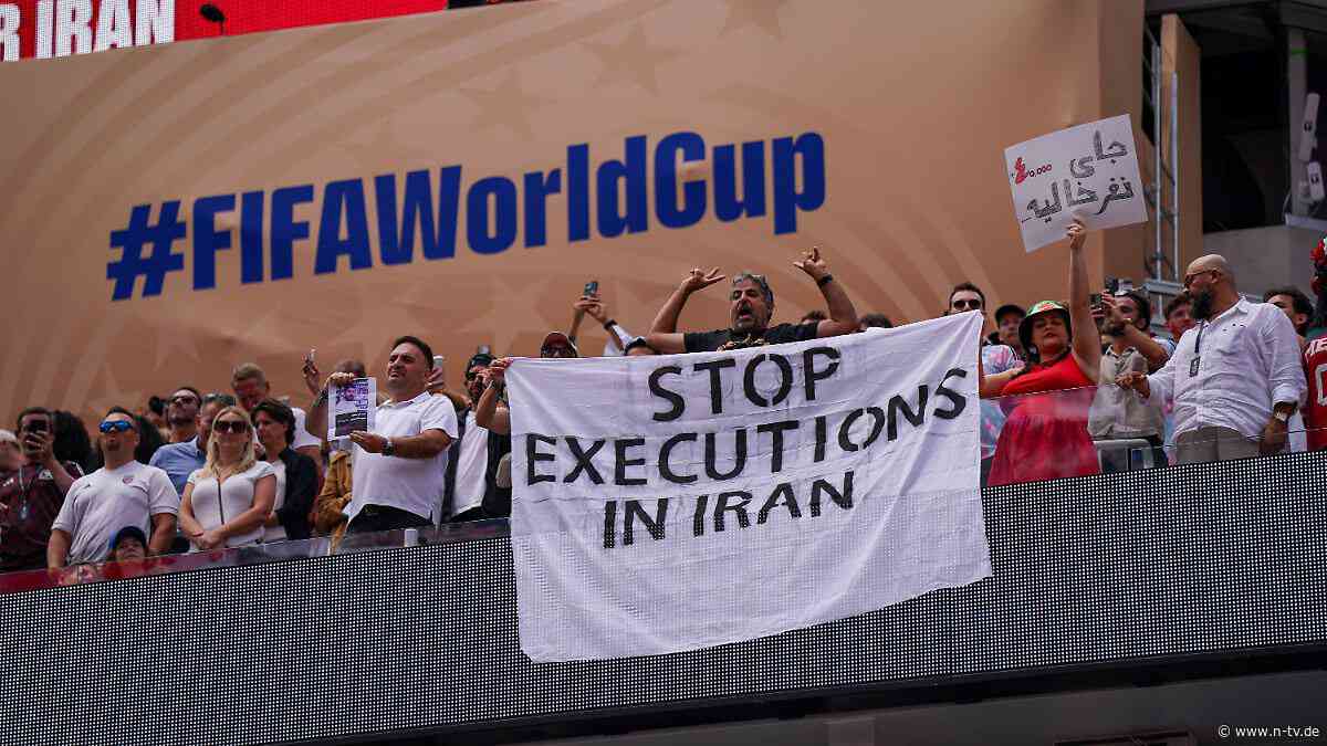 Proteste gegen Regime: Oppositioneller will beim Iran-Spiel das Feld stürmen
