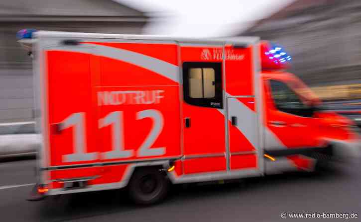 Wagen prallt gegen Baum und fängt Feuer – Fahrer tot