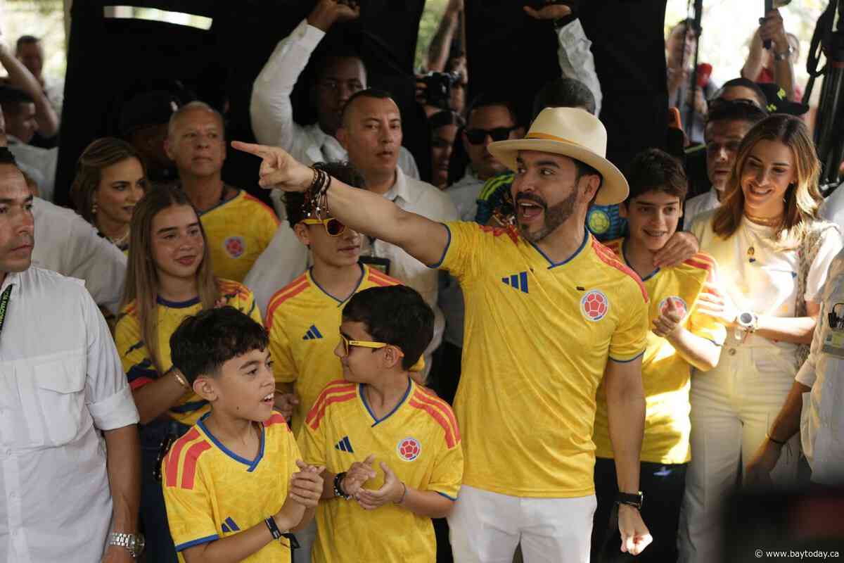 Trump-endorsed de la Espriella holds slim lead in Colombia's election as his rival challenges vote