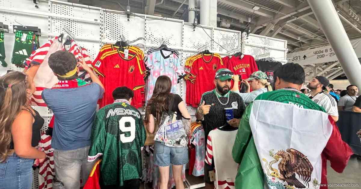 📷 Amerikanen storten zich op valse Belgische shirts rond het stadion