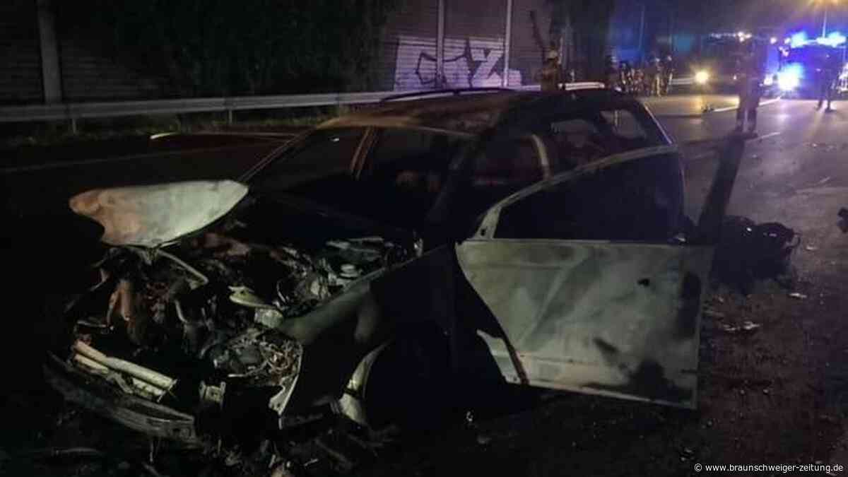 Kurzzeitige Vollsperrung: Auto brennt auf A2 bei Kreuz Wolfsburg/Königslutter aus