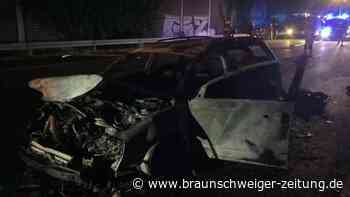 Kurzzeitige Vollsperrung: Auto brennt auf A2 bei Kreuz Wolfsburg/Königslutter aus