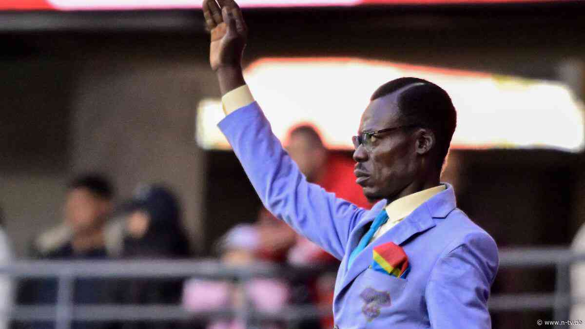 Kongo holt ihn einfach ins Team: Der unemotionalste Fan der Welt darf endlich zur WM