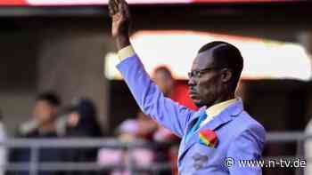 Kongo holt ihn einfach ins Team: Der unemotionalste Fan der Welt darf endlich zur WM