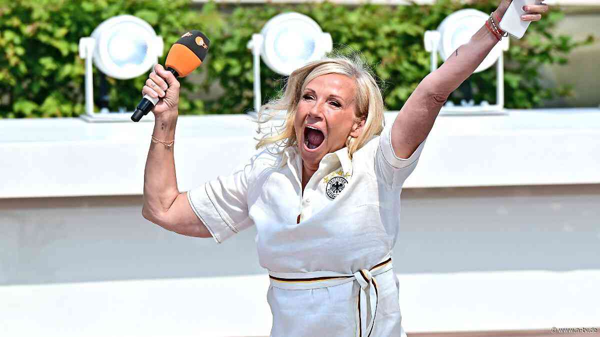 Sprung in den Pool: Andrea Kiewel geht im "Fernsehgarten" baden