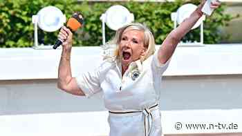 Sprung in den Pool: Andrea Kiewel geht im "Fernsehgarten" baden