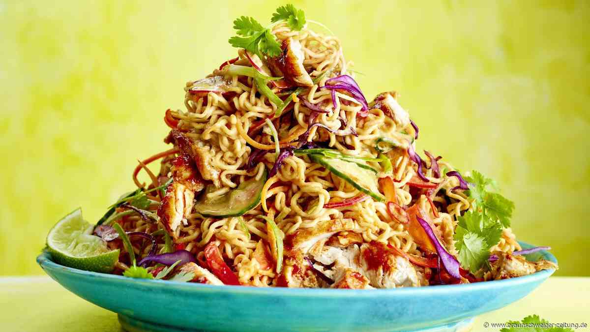 Bunter Mie-Nudelsalat mit scharfem Hähnchen