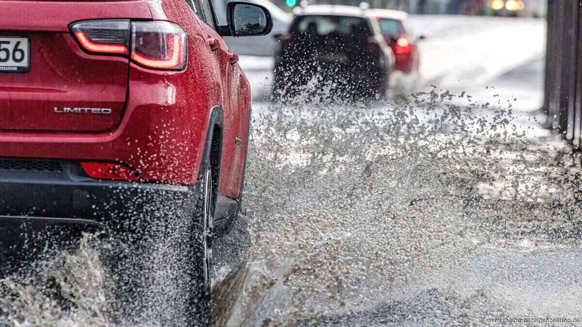 Unwetter fordert Todesopfer: Auto überschlägt sich auf nasser Straße – DWD mit neuer Warnung