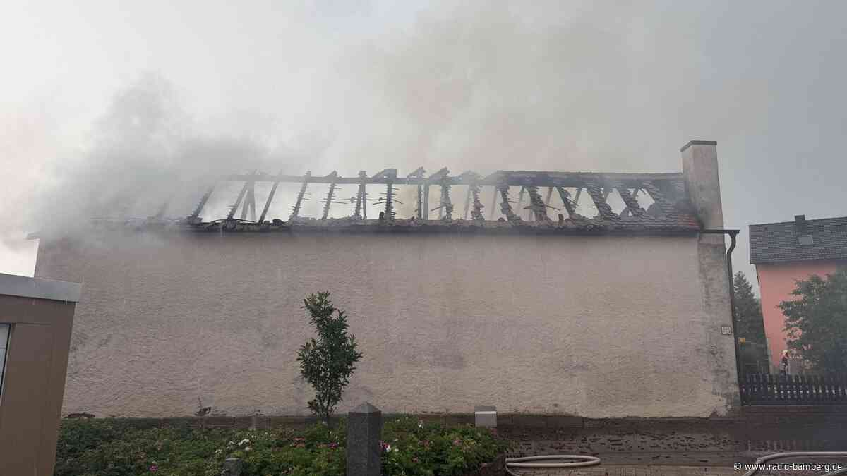 Blitz setzt Scheune in Brand