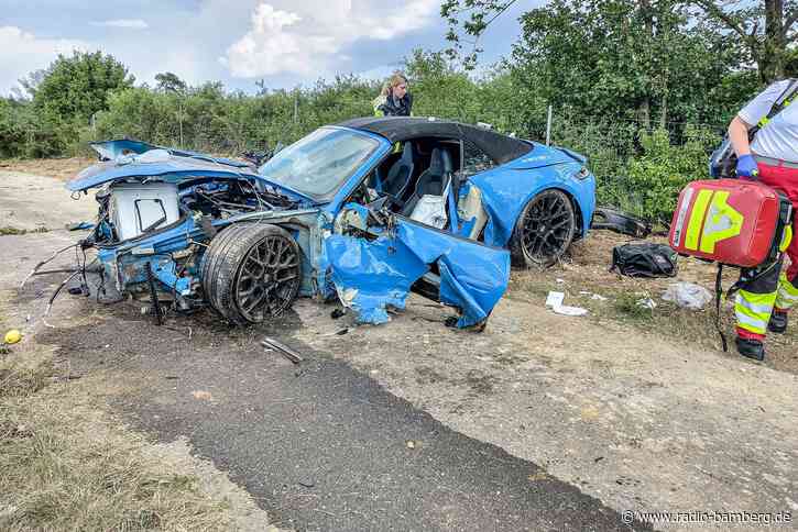 Sportwagen überschlägt sich – Beifahrerin stirbt