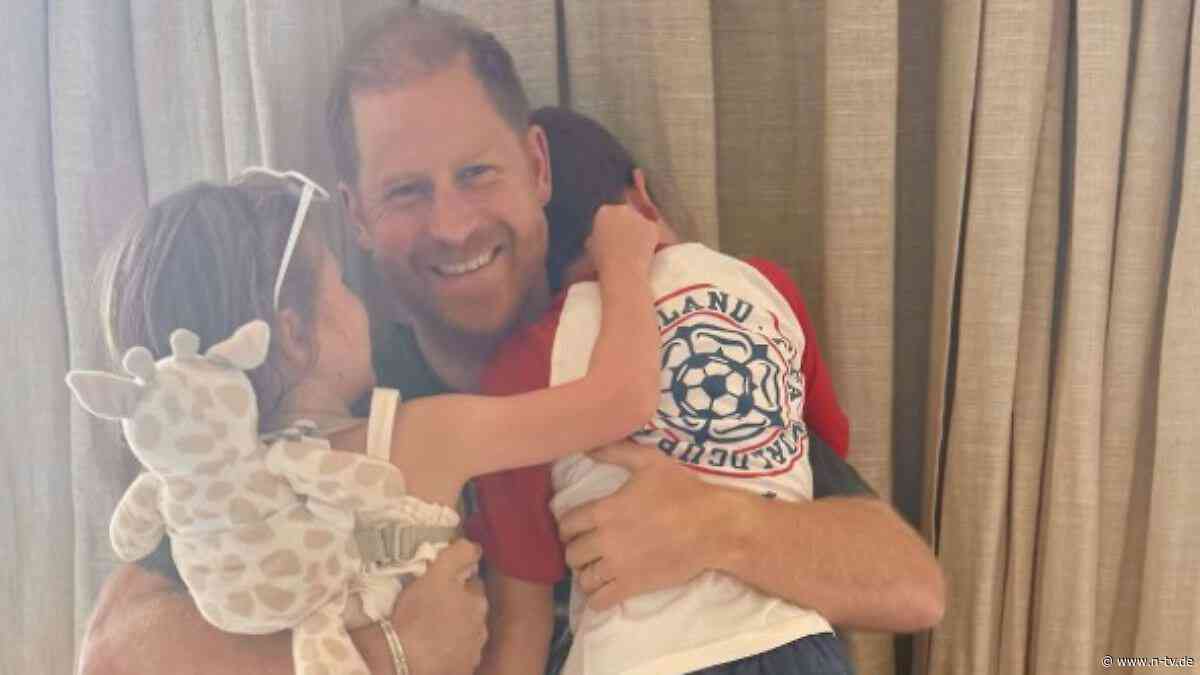 Archie im England-Trikot: Prinz Harry herzt seine Kinder