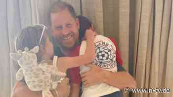 Archie im England-Trikot: Prinz Harry herzt seine Kinder