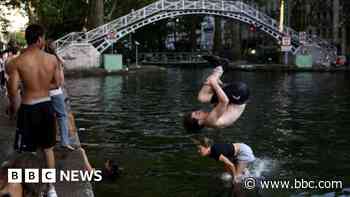 Parisians cool off in canal amid 'red alert' heatwave