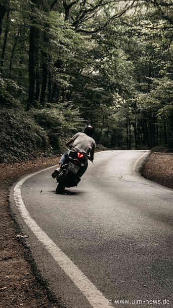 Motorradfahrer fliegt über Gartenzaun
