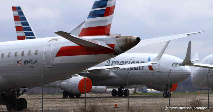 “Forse ha le allucinazioni, ha appena morso un passeggero e sta cercando di picchiare tutti”: a bordo dell’aereo scoppia il caos, pilota costretto a lanciare l’allarme alla torre di controllo
