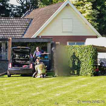 Auto schiet van weg en eindigt in tuin van woning in Nijverdal