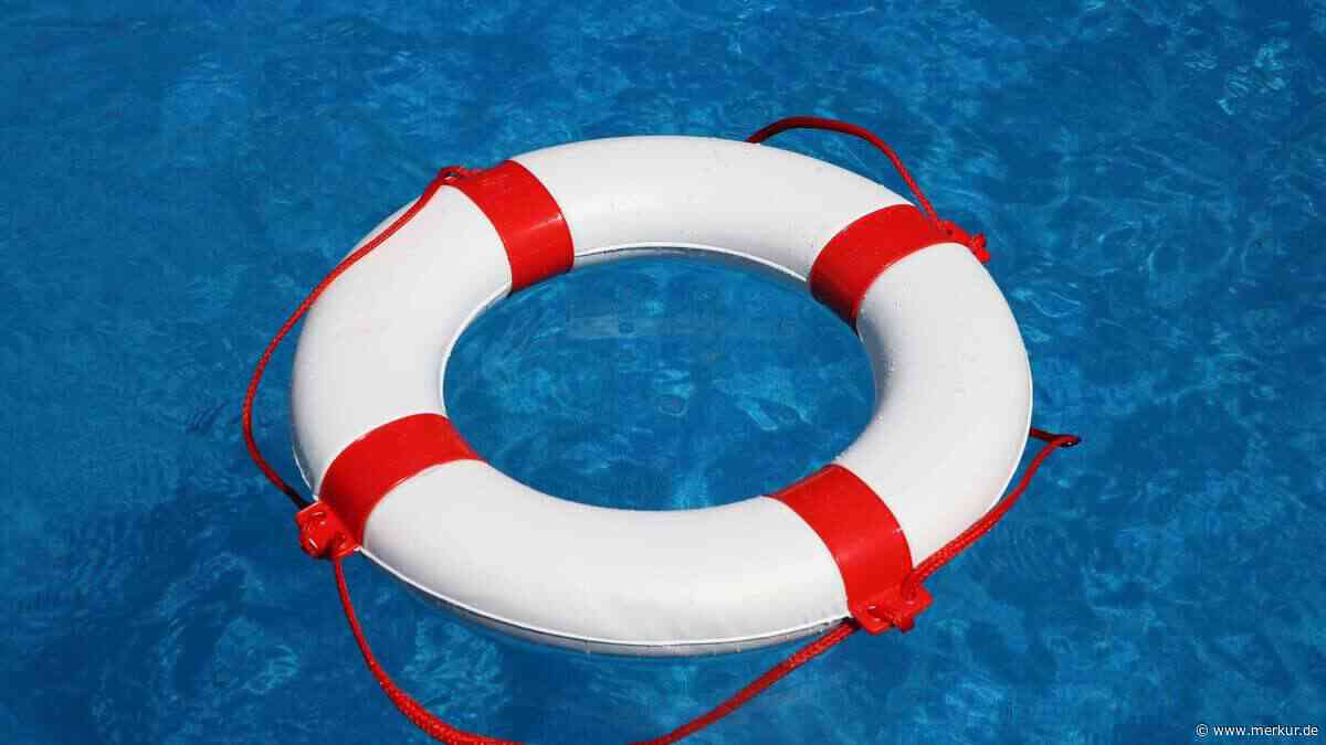 20-Jähriger tot: Gruppe junger Männer bricht nachts in Freibad in Bayern ein