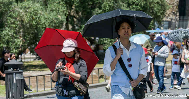 Ombrellini anti-UV contro caldo e sole, servono davvero? L’allarme degli esperti: “Non bastano: i raggi si riflettono su sabbia, acqua e cemento”