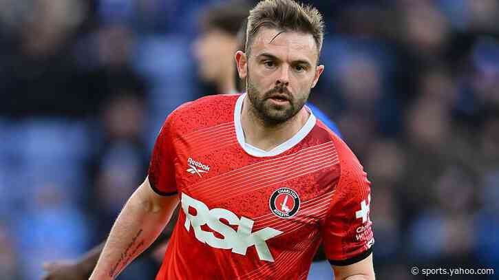 Charlton striker Godden signs new one-year deal