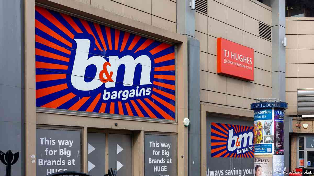 'Homes feel cosy' with B&M's 'charming' £18 lamp with 'beautiful wood-effect'