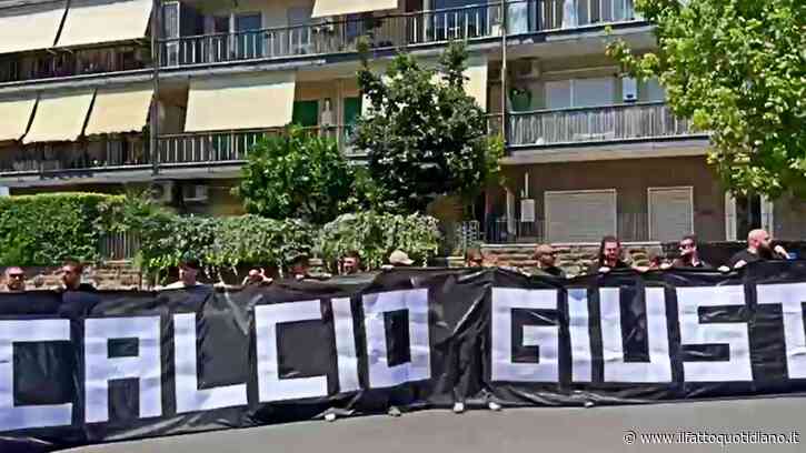 I tifosi manifestano durante l’assemblea elettiva del nuovo presidente Figc: “Per un calcio giusto e popolare”