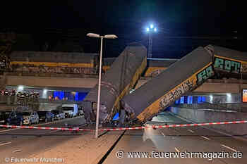 Güterwaggons stürzen nach Zugkollision von Brücke